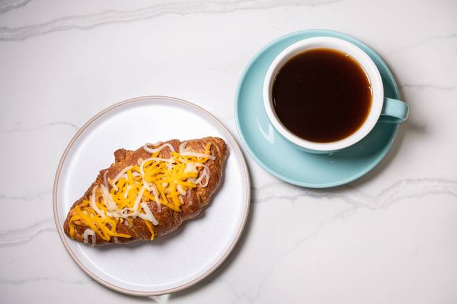三色芝士牛角包 Triple Cheese Croissant